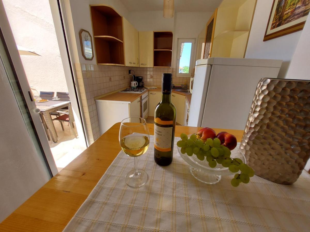 Apartman Larisa Daire Kampor Dış mekan fotoğraf