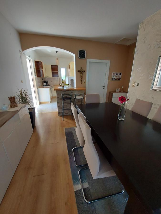 Apartman Larisa Daire Kampor Dış mekan fotoğraf
