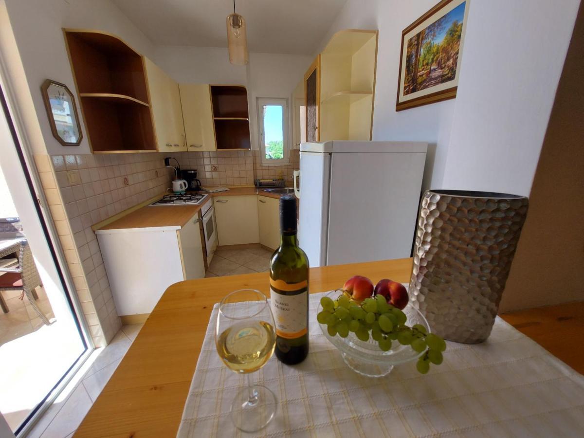 Apartman Larisa Daire Kampor Dış mekan fotoğraf