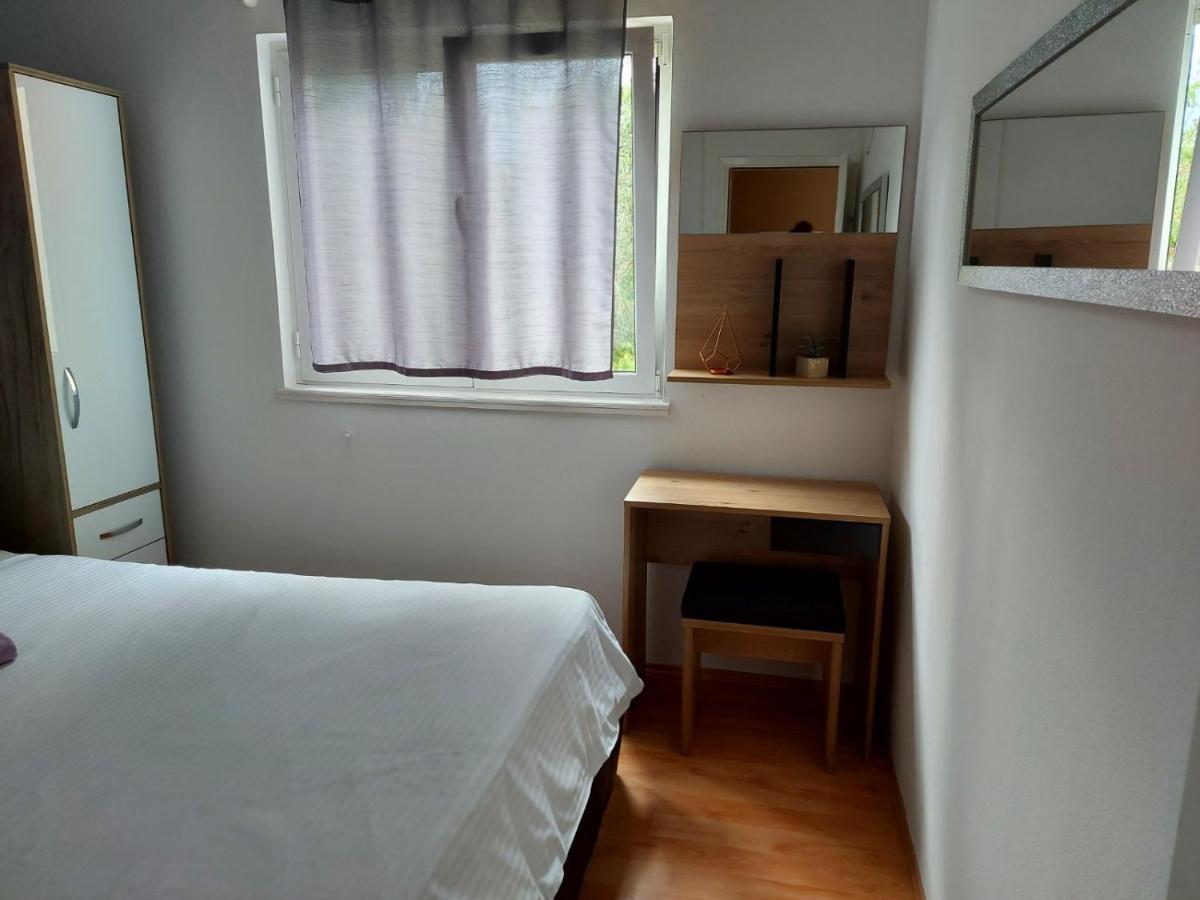 Apartman Larisa Daire Kampor Dış mekan fotoğraf